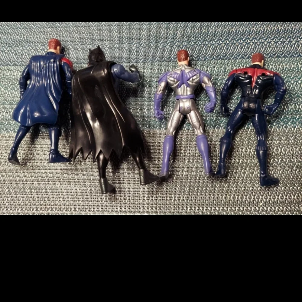 1997 BATMAN & ROBIN LOT OF 4 ACTION FIGURES AND 5 ADDITIONAL CAPES